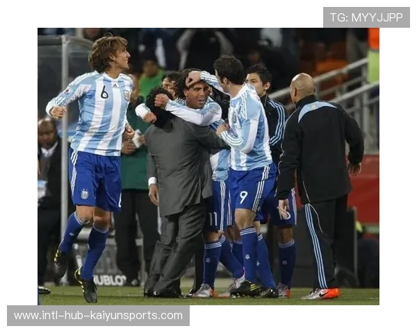 马特乌斯：马拉多纳的动作难以预测，速度控制兼备，马拉多纳和特维斯