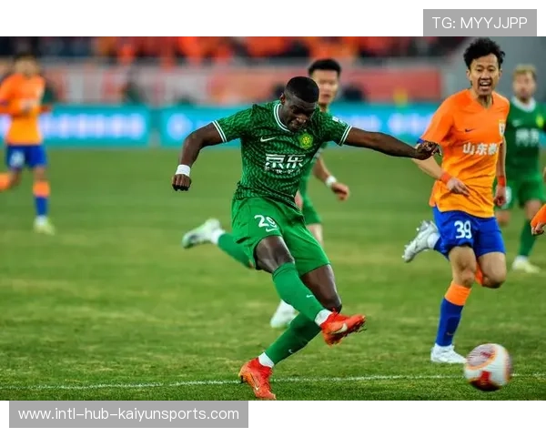 蒙哥马利正式执掌北京国安帅印，演练三中卫防守阵型